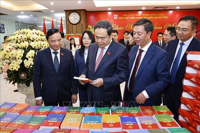 Chủ tịch Quốc hội Trần Thanh Mẫn dự Lễ giới thiệu bộ sách Luật được thông qua tại Kỳ họp thứ 10. Ảnh: Doãn Tấn – TTXVN