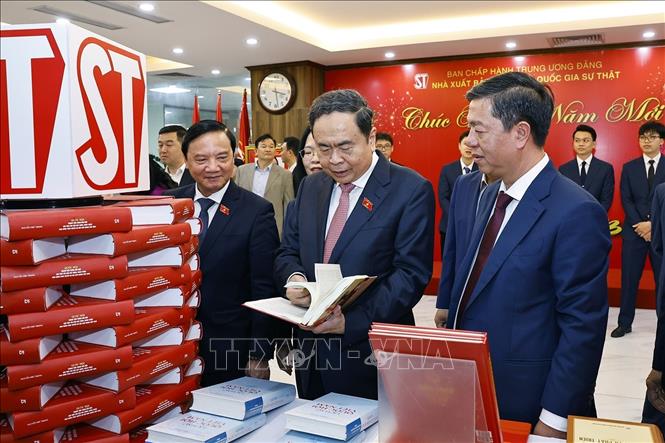 Chủ tịch Quốc hội Trần Thanh Mẫn dự Lễ giới thiệu bộ sách Luật được thông qua tại Kỳ họp thứ 10. Ảnh: Doãn Tấn – TTXVN