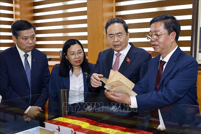 Chủ tịch Quốc hội Trần Thanh Mẫn xem bản Hiến pháp đầu tiên tại phòng trưng bày sách tại Nhà xuất bản Chính trị quốc gia Sự thật. Ảnh: Doãn Tấn – TTXVN