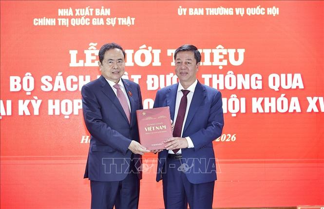 Đồng chí Vũ Trọng Lâm, Giám đốc – Tổng Biên tập Nhà xuất bản Chính trị quốc gia Sự thật trao sách của Nhà xuất bản tặng Chủ tịch Quốc hội Trần Thanh Mẫn. Ảnh: Doãn Tấn – TTXVN