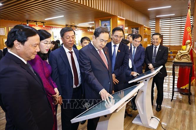 Chủ tịch Quốc hội Trần Thanh Mẫn tham quan phòng trưng bày sách tại Nhà xuất bản Chính trị quốc gia Sự thật. Ảnh: Doãn Tấn – TTXVN