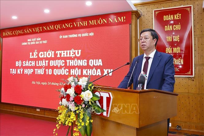 Đồng chí Vũ Trọng Lâm, Giám đốc – Tổng Biên tập Nhà xuất bản Chính trị quốc gia Sự thật phát biểu giới thiệu về bộ sách Luật. Ảnh: Doãn Tấn – TTXVN