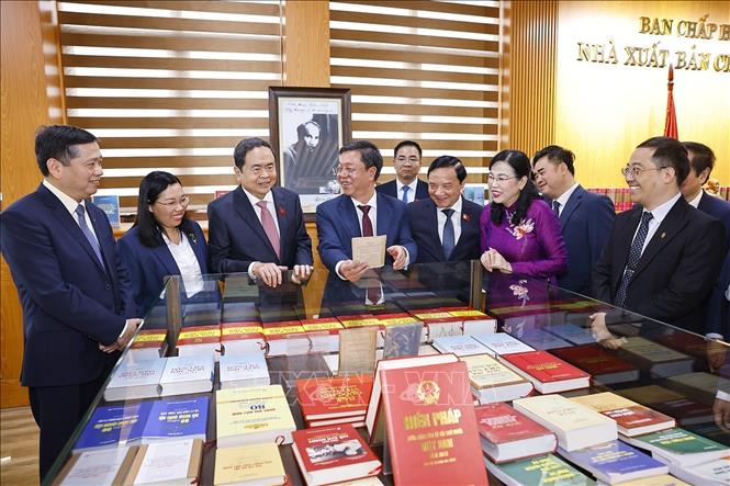 Chủ tịch Quốc hội Trần Thanh Mẫn tham quan phòng trưng bày sách tại Nhà xuất bản Chính trị quốc gia Sự thật. Ảnh: Doãn Tấn – TTXVN