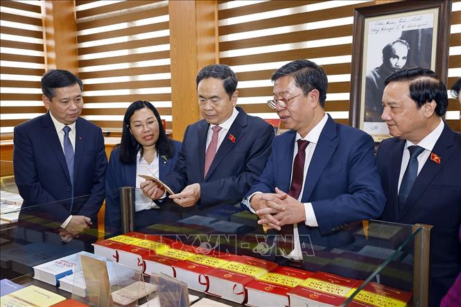 Chủ tịch Quốc hội Trần Thanh Mẫn xem bản Hiến pháp đầu tiên tại phòng trưng bày sách tại Nhà xuất bản Chính trị quốc gia Sự thật. Ảnh: Doãn Tấn – TTXVN