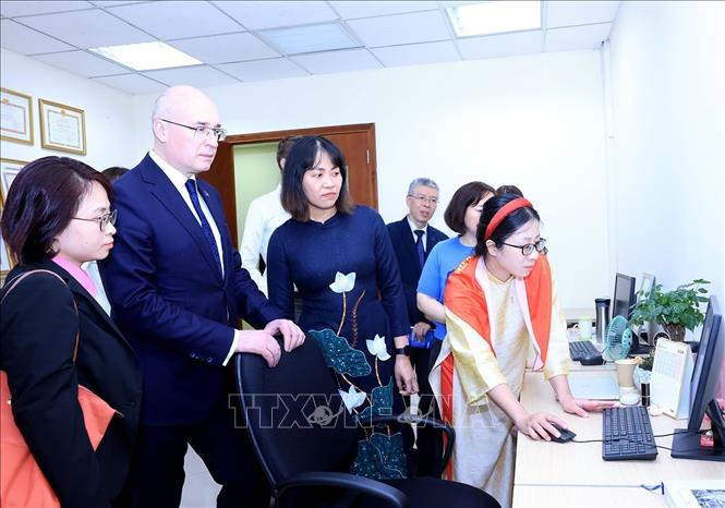 Đoàn lãnh đạo Hãng thông tấn TASS thăm Phòng Tiếng Nga thuộc Ban Biên tập tin Đối ngoại. Ảnh: Tuấn Anh - TTXVN