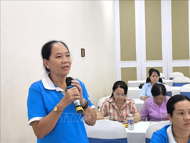 Bà Trần Thị Thu Phương, phường Sơn Đông (Vĩnh Long) phát biểu tại buổi tọa đàm. Ảnh: Huỳnh Phúc Hậu - TTXVN