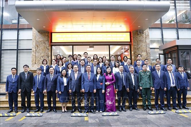 Chủ tịch Quốc hội Trần Thanh Mẫn và đại biểu với lãnh đạo, cán bộ Nhà xuất bản Chính trị quốc gia Sự thật. Ảnh: Doãn Tấn – TTXVN