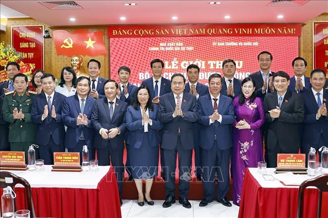 Chủ tịch Quốc hội Trần Thanh Mẫn và đại biểu với lãnh đạo Nhà xuất bản Chính trị quốc gia Sự thật. Ảnh: Doãn Tấn – TTXVN