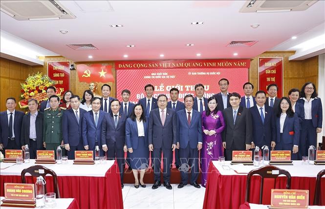 Chủ tịch Quốc hội Trần Thanh Mẫn và đại biểu với lãnh đạo Nhà xuất bản Chính trị quốc gia Sự thật. Ảnh: Doãn Tấn – TTXVN