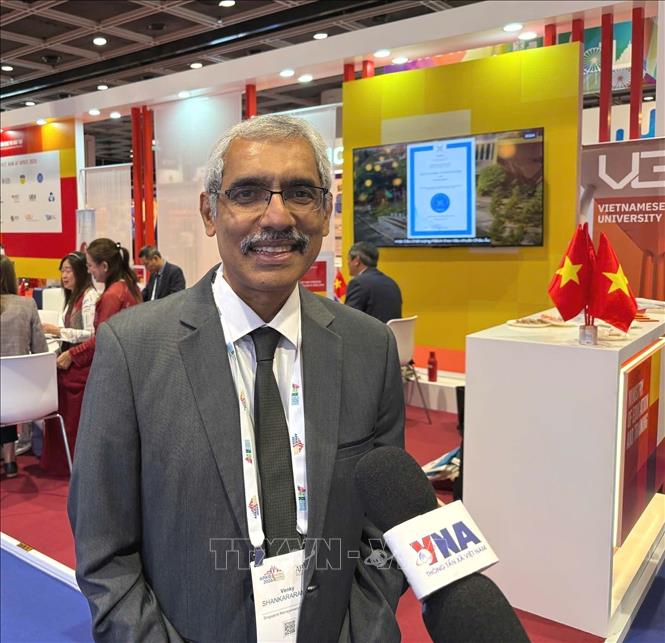 Chủ tịch APAIE Venky Shankararaman trả lời phỏng vấn của phóng viên TTXVN bên lề sự kiện. Ảnh: Mạc Luyện, Phóng viên TTXVN tại Hong Kong (Trung Quốc). 

