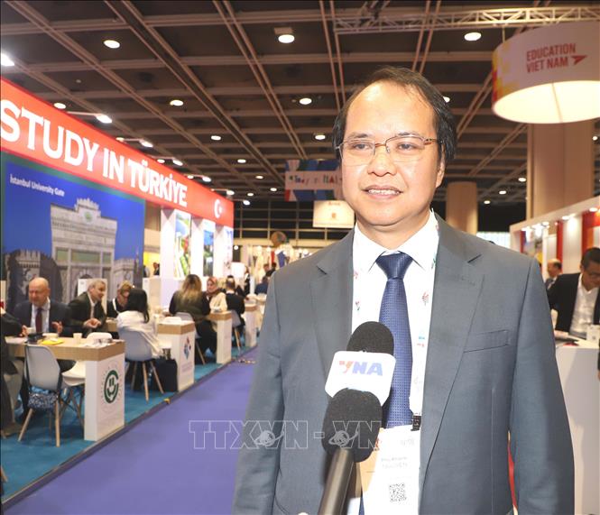 Phó Tổng giám đốc Đại học Phenikaa Nguyễn Phú Khánh trả lời phỏng vấn của phóng viên TTXVN. Ảnh: Xuân Vịnh-Phóng viên TTXVN tại Hong Kong (Trung Quốc). 