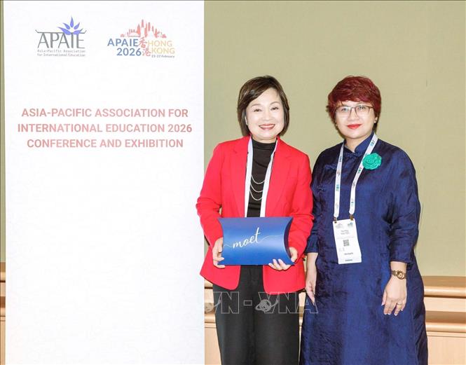 Cục trưởng Cục Hợp tác Quốc tế, Bộ Giáo dục Việt Nam Nguyễn Thu Thủy và Cục trưởng Cục giáo dục Hong Kong Choi Yuk-lin. Ảnh: TTXVN phát.