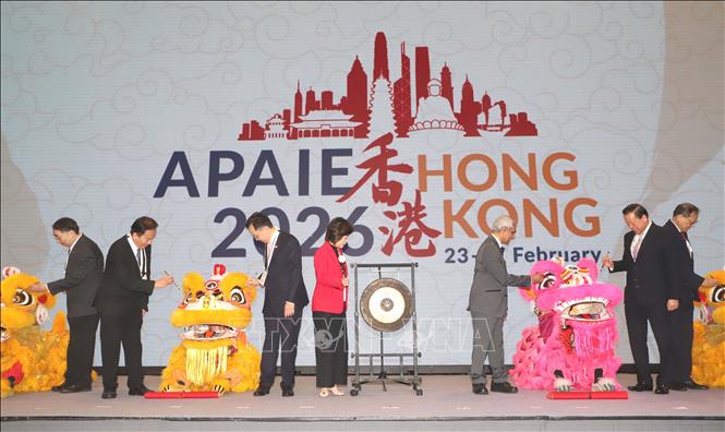 Cục trưởng Cục giáo dục Hong Kong Choi Yuk-lin và đại biểu các nước thực hiện nghi lễ khai mạc APAIE 2026. Ảnh: Xuân Vịnh-Phóng viên TTXVN tại Hong Kong (Trung Quốc). 

