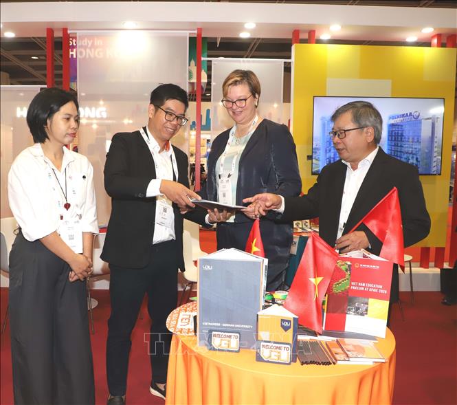 Đối tác quốc tế trao đổi và tìm hiểu thông tin về giáo dục Việt Nam. Ảnh: Xuân Vịnh-Phóng viên TTXVN tại Hong Kong (Trung Quốc). 
