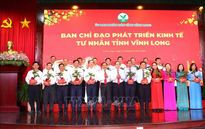 Ra mắt Ban Chỉ đạo phát triển kinh tế tư nhân tỉnh Vĩnh Long. Ảnh: Lê Thúy Hằng – TTXVN.