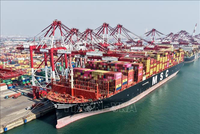 Quang cảnh cảng hàng hóa tại Thanh Đảo, tỉnh Sơn Đông, Trung Quốc. Ảnh: THX/TTXVN