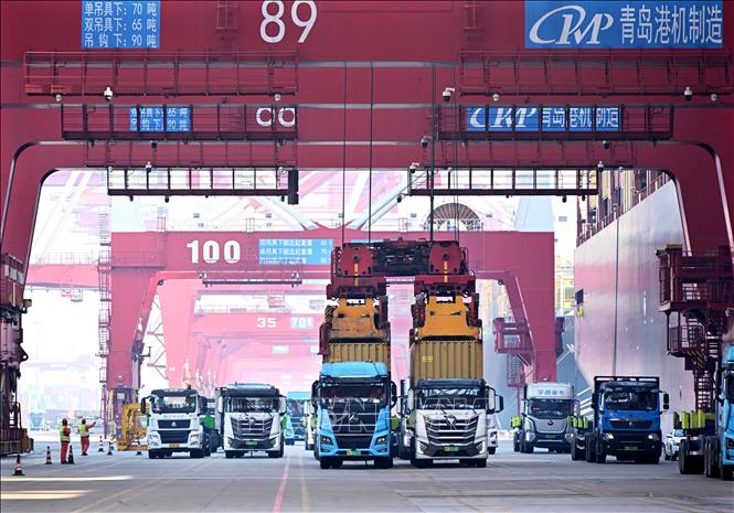 Quang cảnh cảng hàng hóa tại Thanh Đảo, tỉnh Sơn Đông, Trung Quốc. Ảnh: THX/TTXVN