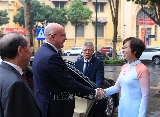 VNA General Director Vu Viet Trang welcomes TASS Director General Andrey Kondrashov. VNA Photo: Tuấn Anh
