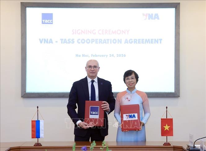 VNA General Director Vu Viet Trang and TASS Director General Andrey Kondrashov sign a professional cooperation agreement, marking a new stage in relations between the two news agencies. VNA Photo: Tuấn Anh