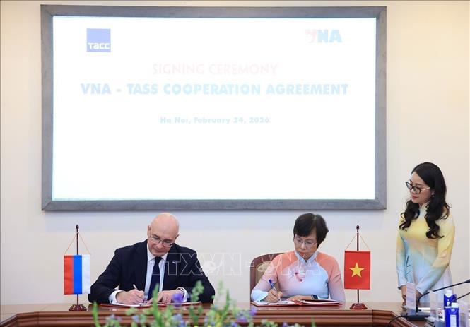 VNA General Director Vu Viet Trang and TASS Director General Andrey Kondrashov sign a professional cooperation agreement, marking a new stage in relations between the two news agencies. VNA Photo: Tuấn Anh