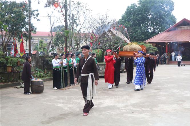 Đoàn rước “vía lúa” từ Miếu thờ Nàng Cúc về Đền thờ Vía Lúa. Ảnh: Nguyễn Thảo - TTXVN