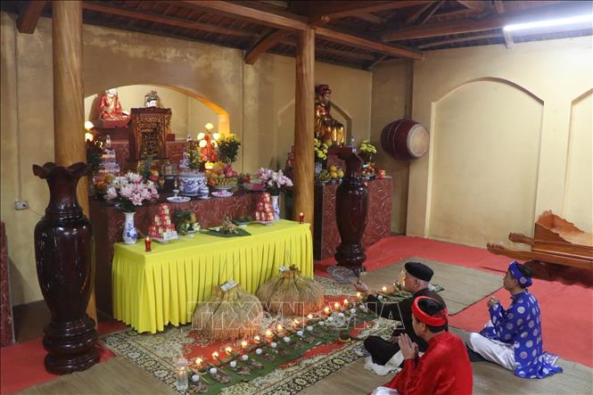 Thầy mo thực hiện các nghi lễ cầu xin tổ tiên, Mường Trời, thần linh ban cho một năm mới mưa thuận gió hòa, mùa màng tươi tốt. Ảnh: Nguyễn Thảo - TTXVN