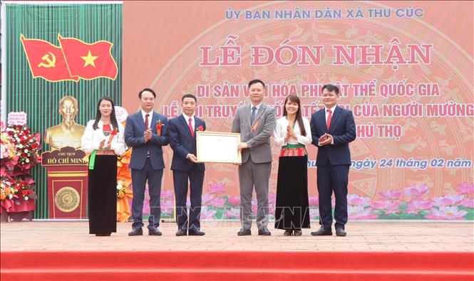 Đảng bộ, Chính quyền xã Thu Cúc đón nhận Quyết định của Bộ trưởng Bộ Văn hóa, Thể thao và Du lịch về việc đưa Lễ hội Tết Doi của người Mường là Di sản văn hóa phi vật thể quốc gia. Ảnh: Nguyễn Thảo - TTXVN