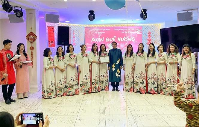 Đại sứ Việt Nam tại Belarus Nguyễn Văn Trung (giữa) phát biểu chúc Tết tại “Xuân Quê hương - Bính Ngọ 2026”. Ảnh: TTXVN phát