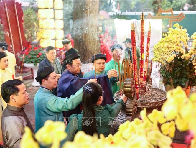 Các đại biểu và du khách dâng hương, dâng hoa, bày tỏ lòng thành kính đối với tổ tiên, các bậc tiền nhân đã có công dựng nước và giữ nước. Ảnh: Thanh Tùng - TTXVN