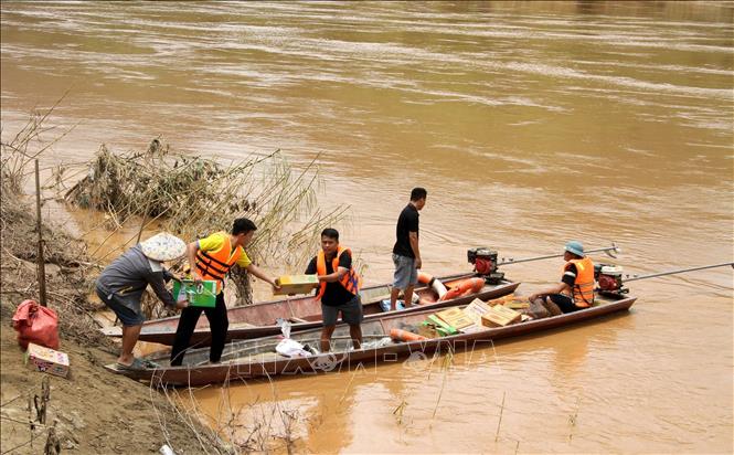 Đoàn thiện nguyện cùng các đơn vị vận chuyển hàng cứu trợ cho người dân chịu ảnh hưởng của mưa lũ ở bản Lau, xã Tương Dương (Nghệ An). Ảnh: Văn Tý-TTXVN