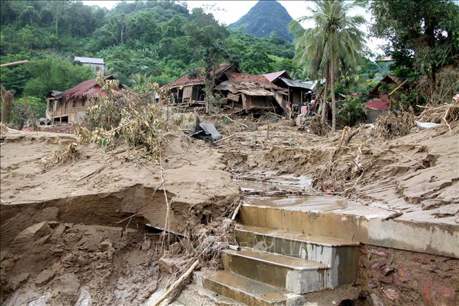 Những ngôi nhà kiên cố ở bản Xiềng Tắm, xã Mỹ Lý (Nghệ An) bị lũ cuốn trôi chỉ còn trơ nền nhà và bậc tam cấp. Ảnh: Văn Tý-TTXVN
