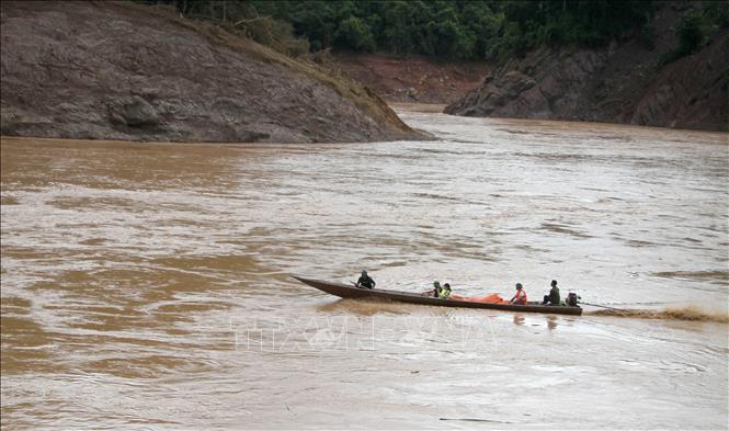 Lực lượng cứu trợ phải di chuyển bằng thuyền ngược sông Nậm Nơn gần 20km để tiếp tế nhu yếu phẩm cho các bản Xốp Dương, Cha Nga, xã Mỹ Lý. Ảnh: Văn Tý-TTXVN