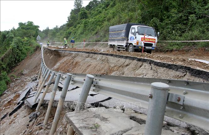 Quốc lộ 7-Tuyến đường huyết mạch đi qua nhiều địa phương miền tây Nghệ An nối với Cửa khẩu Quốc tế Nậm Cắn bị hư hỏng nặng khiến giao thông đình trệ. Ảnh: Văn Tý-TTXVN