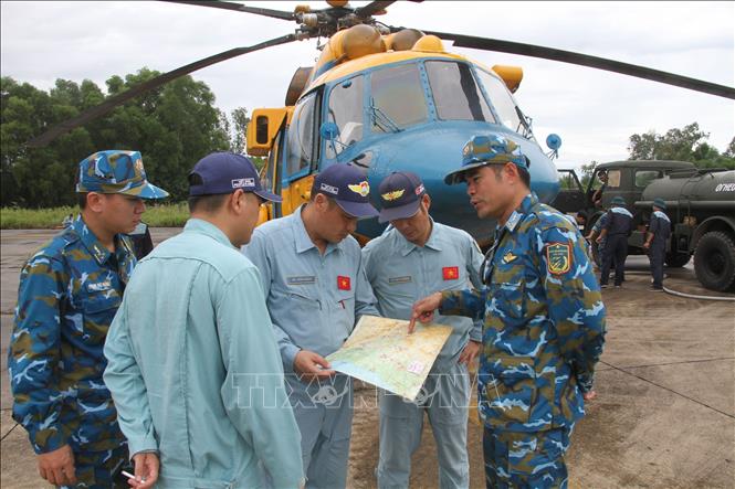 Phi công Trung đoàn 916, Quân chủng Phòng không - Không quân phối hợp với các đơn vị thống nhất địa điểm thả hàng cứu trợ cho nhân dân bị thiệt hại bởi lũ lụt. Ảnh: Văn Tý-TTXVN