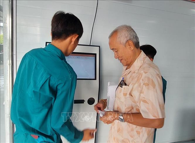 Nhân viên Trung tâm phục vụ hành chính công xã Phong Thạnh, tỉnh Cà Mau hướng dẫn người dân đăng ký dịch vụ công trực tuyến. Ảnh: Tuấn Kiệt – TTXVN