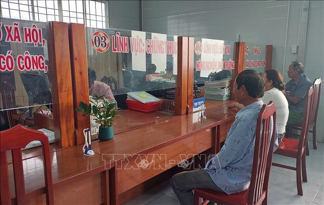 Công dân đến giao dịch tại Trung tâm phục vụ hành chính công của tỉnh Cà Mau. Ảnh: Tuấn Kiệt – TTXVN