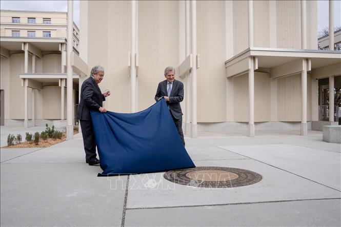 Tổng thư ký Liên Hợp Quốc António Guterres và nhà thiết kế Ivan Pictet giới thiệu về trung tâm mới. Ảnh: TTXVN phát 