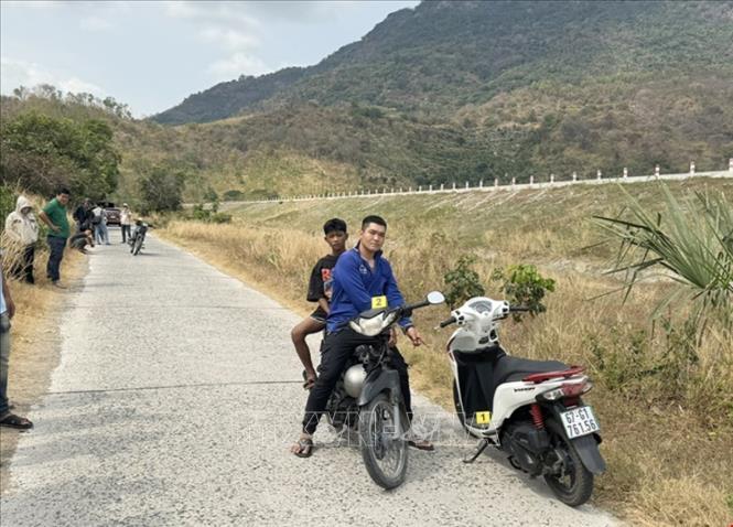 Cơ quan Công an tổ chức khám nghiệm hiện trường vụ án. Ảnh: TTXVN phát