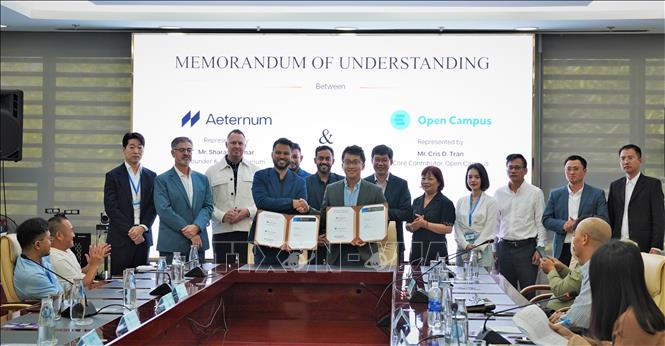 Các bên kí kết thỏa thuận hợp tác tại chương trình làm việc giữa thành phố Đà Nẵng với các đối tác Dubai và nhà đầu tư quốc tế. Ảnh: Khoa Chương - TTXVN