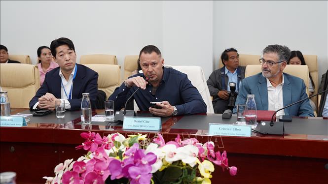 Các đại biểu trao đổi tại chương trình làm việc giữa thành phố Đà Nẵng với đối tác Dubai và nhà đầu tư quốc tế. Ảnh: Khoa Chương - TTXVN