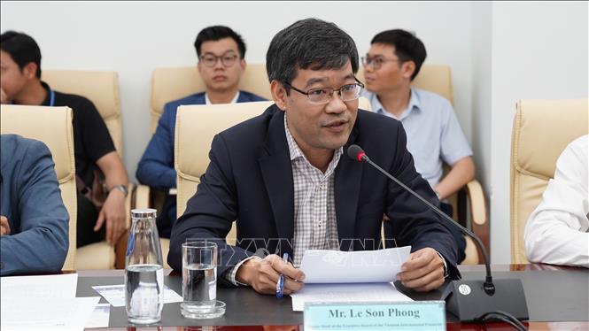 Phó Giám đốc Sở Khoa học và Công nghệ thành phố Đà Nẵng Lê Sơn Phong phát biểu tại chương trình làm việc giữa thành phố Đà Nẵng với đối tác Dubai và nhà đầu tư quốc tế. Ảnh: Khoa Chương - TTXVN