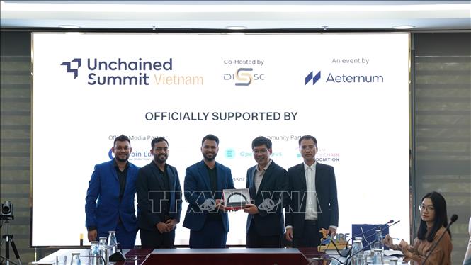 Lãnh đạo Sở Khoa học và Công nghệ thành phố Đà Nẵng tặng quà cho các đối tác nước ngoài tham dự chương trình làm việc giữa thành phố Đà Nẵng với đối tác Dubai và nhà đầu tư quốc tế. Ảnh: Khoa Chương - TTXVN