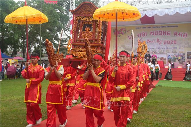 Lễ rước linh vị Quận công Hà Công Thái từ đền thờ đến sân vận động thôn Muỗng Do - nơi tổ chức Lễ hội Mường Khô. Ảnh: Hoa Mai - TTXVN