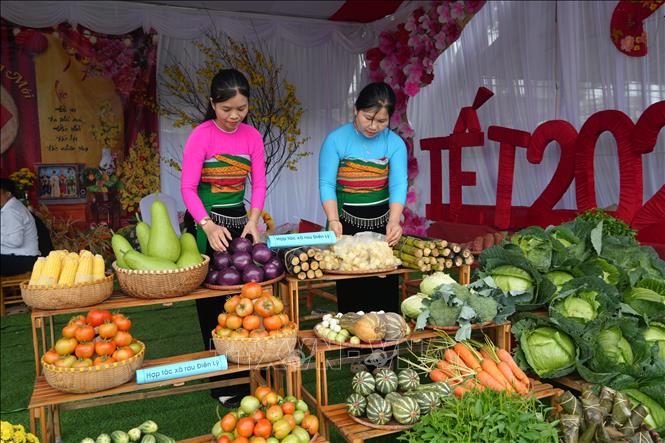 Các sản vật địa phương được bày bán tại Lễ hội Mường Khô. Ảnh: Hoa Mai - TTXVN