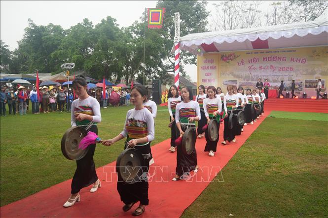 Các thiếu nữ Mường trong sắc phục dân tộc biểu diễn màn hòa tấu cồng, chiêng. Ảnh: Hoa Mai - TTXVN