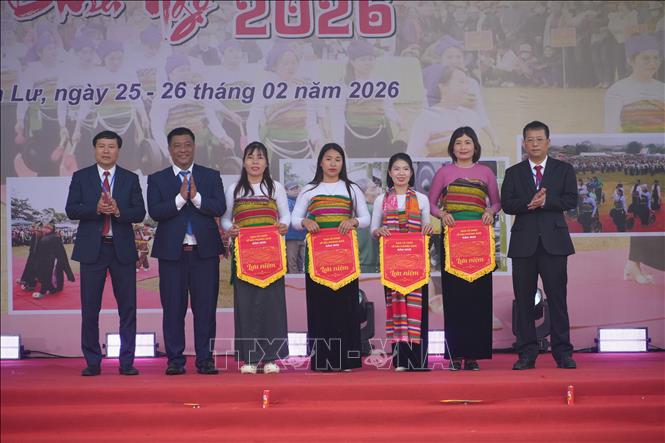Trao cờ lưu niệm cho các đơn vị tham gia Lễ hội Mường Khô 2026. Ảnh: Hoa Mai - TTXVN
