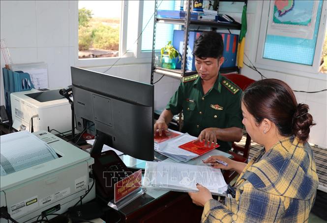 Chủ tàu cá làm thủ tục đăng ký ra khơi tại Trạm Kiểm soát Biên phòng Vàm Láng, Đồn Biên phòng Kiểng Phước thuộc Ban Chỉ huy Bội đội Biên phòng Đồng Tháp. Ảnh: Hữu Chí - TTXVN
