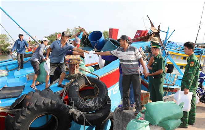 Bộ đội Biên phòng Đồng Tháp phối hợp với Công ty Xăng dầu Tiền Giang (Petrolimex Tiền Giang) tặng quà cho các ngư dân trước chuyến ra khơi đầu năm mới. Ảnh: Hữu Chí - TTXVN