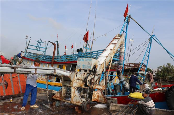 Tàu cá trữ đá vào kho lạnh để bảo quản hải sản trong quá trình đánh bắt trên biển. Ảnh: Hữu Chí - TTXVN