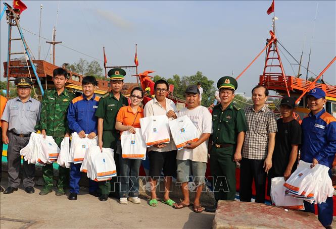 Công ty Xăng dầu Tiền Giang (Petrolimex Tiền Giang) phối hợp với Bộ đội Biên phòng Đồng Tháp tặng quà cho các ngư dân trước chuyến ra khơi đầu năm mới. Ảnh: Hữu Chí - TTXVN